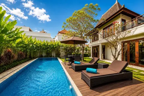 4-Bedroom Luxury Tropical Villa with 17m Pool in Padonan very close to Berawa