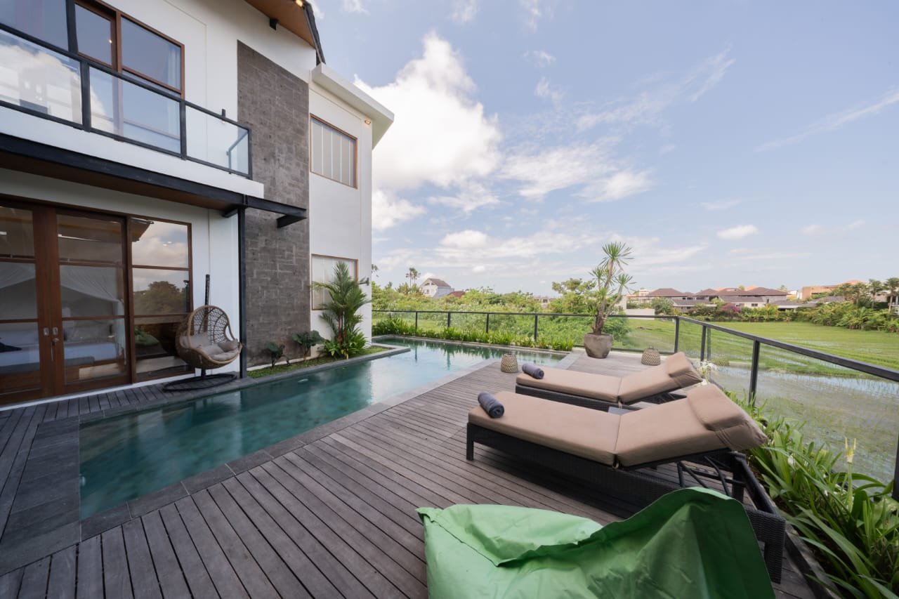 Quiet 4-Bedroom Modern Luxurious Villa in Berawa overlooking Ricefields Quiet 4-Bedroom Modern Luxurious Villa in Berawa overlooking Ricefields