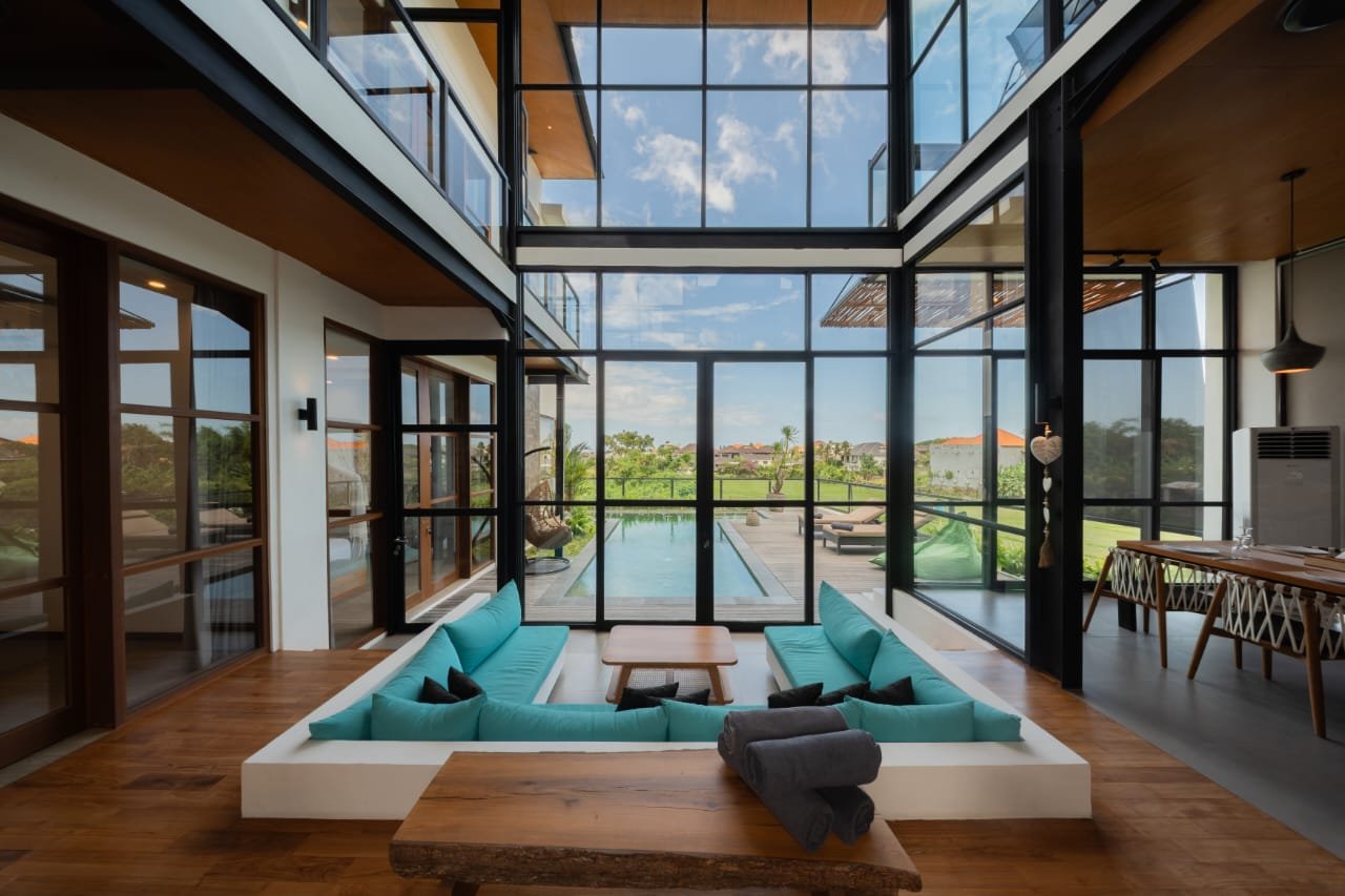 Quiet 4-Bedroom Modern Luxurious Villa in Berawa overlooking Ricefields Quiet 4-Bedroom Modern Luxurious Villa in Berawa overlooking Ricefields