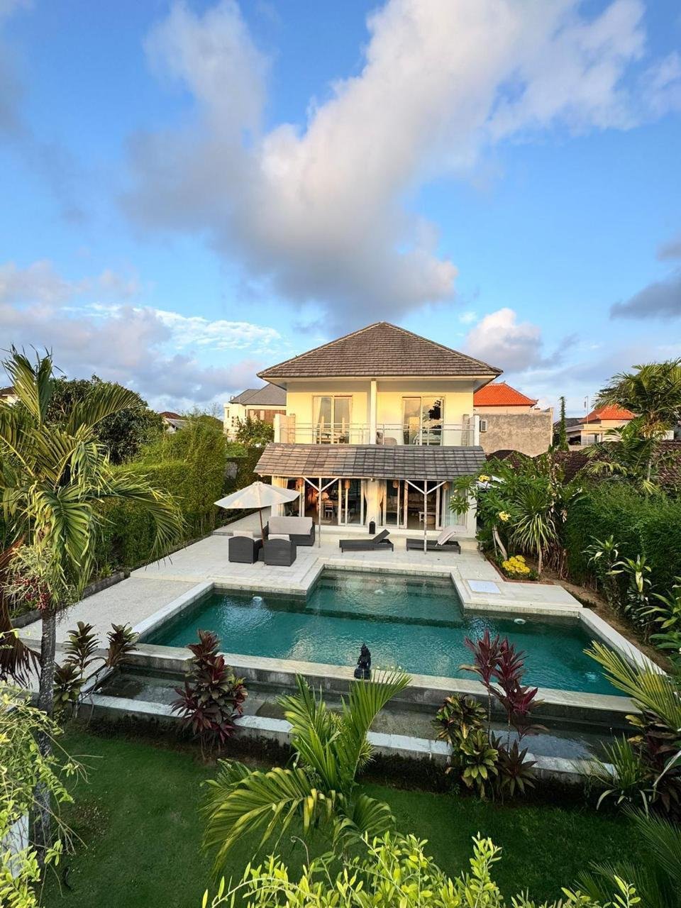 4-Bedroom Villa with Large Pool & Rice Field Views in Bumbak