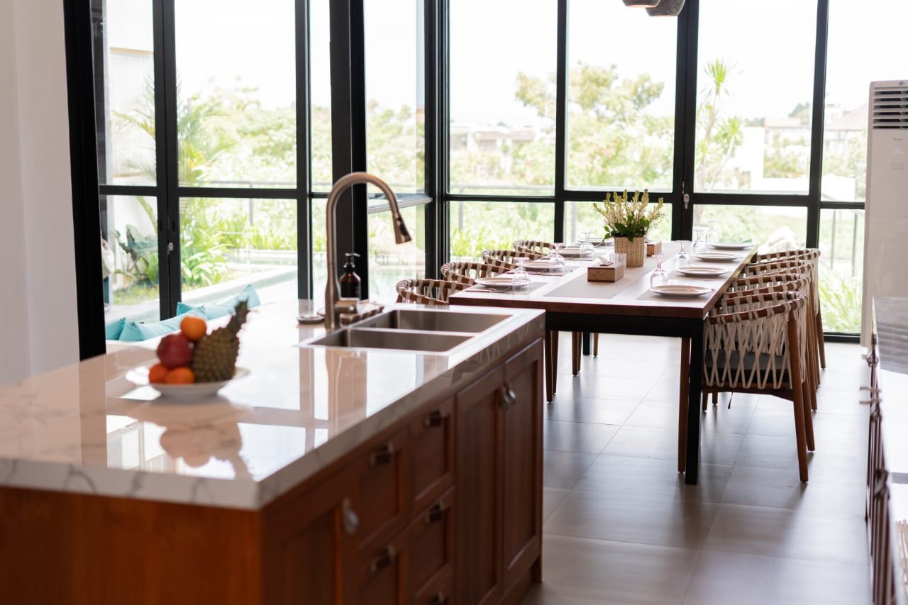 Quiet 4-Bedroom Modern Luxurious Villa in Berawa overlooking Ricefields Quiet 4-Bedroom Modern Luxurious Villa in Berawa overlooking Ricefields