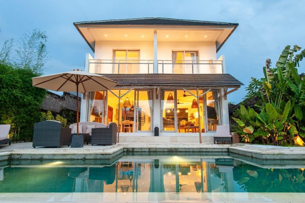 4-Bedroom Villa with Large Pool & Rice Field Views in Bumbak