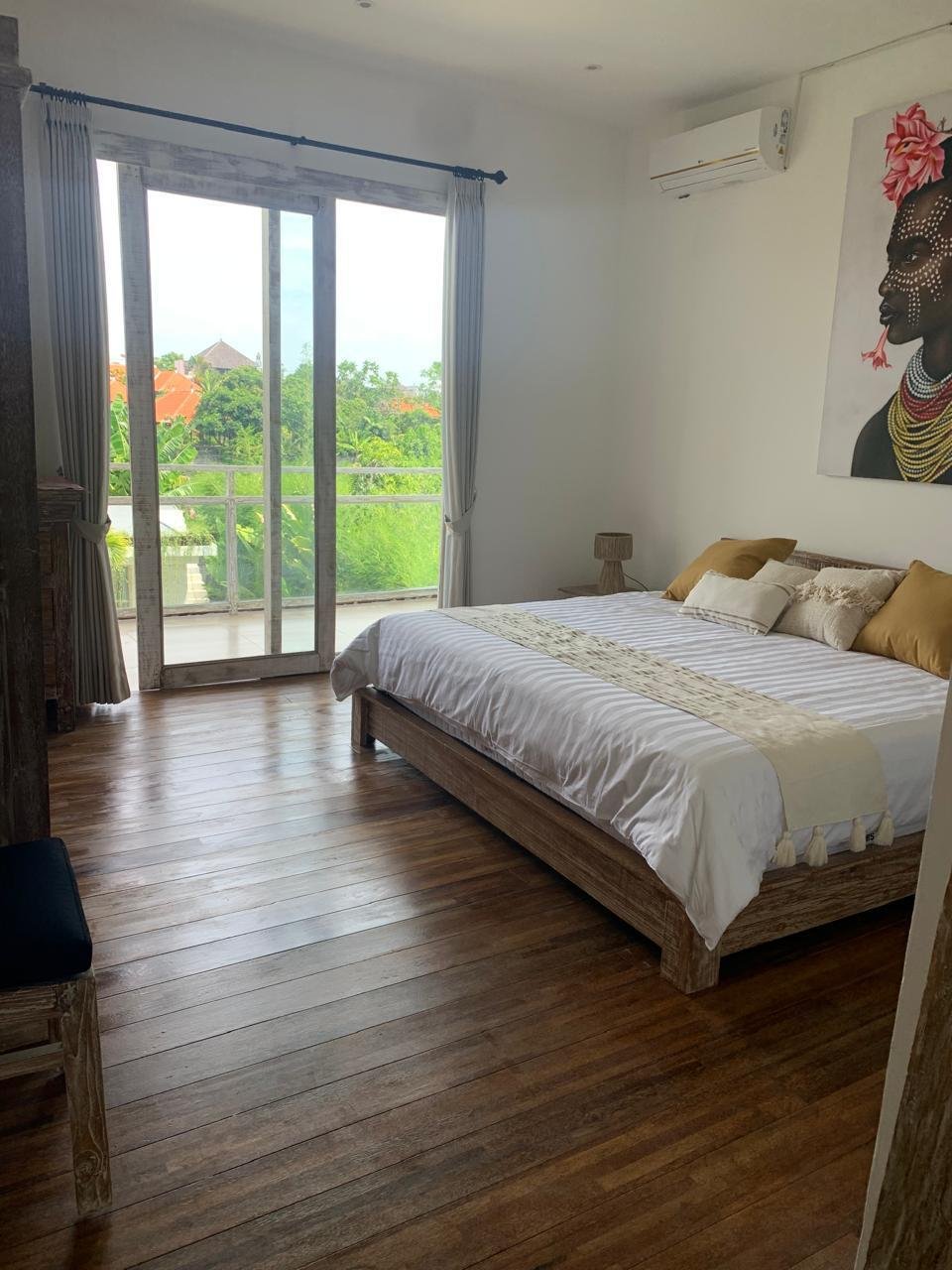 4-Bedroom Villa with Large Pool & Rice Field Views in Bumbak