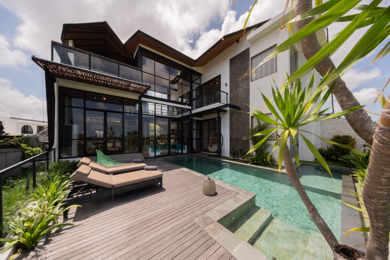 Quiet 4-Bedroom Modern Luxurious Villa in Berawa overlooking Ricefields