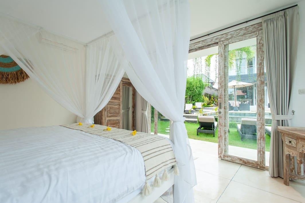 4-Bedroom Villa with Large Pool & Rice Field Views in Bumbak